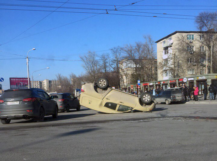 Машина перевернулась на бок