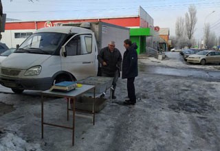 В г. Шахты нелегально торговали рыбой на ул. Парковой [Фото]