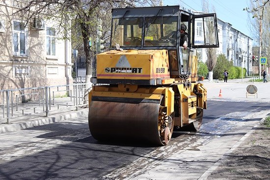 В г. Шахты заасфальтируют ямы на Победе Революции и Карла Маркса