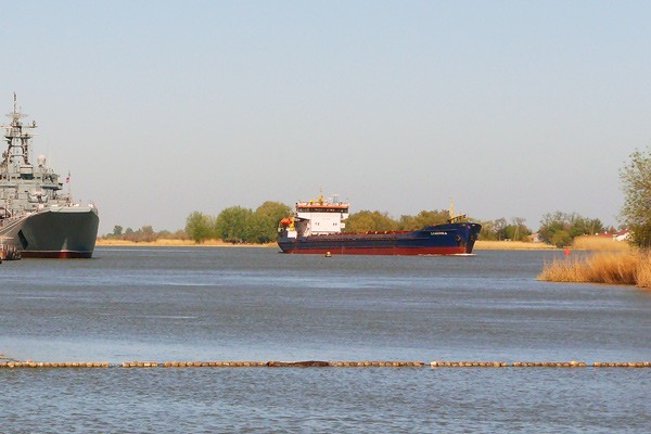 На Дону сел на мель сухогруз, перевозивший в Турцию подсолнечный шрот