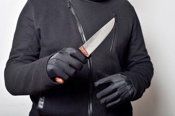 Гопники в Шахтах напали с ножом на людей и отобрали телефоны