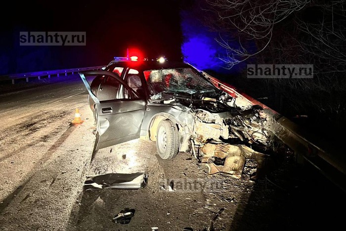 ВАЗ влетел лоб в лоб в  Mercedes на дороге между пос. Каменоломни и Майским г. Шахты