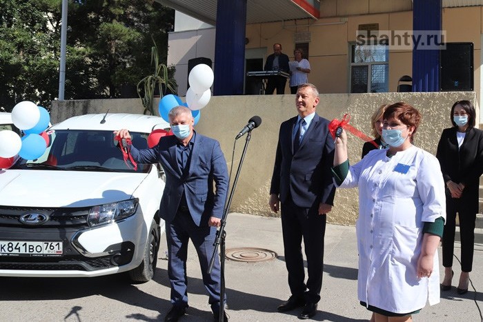 Больницы Шахт получили пару автомобилей накануне выборов