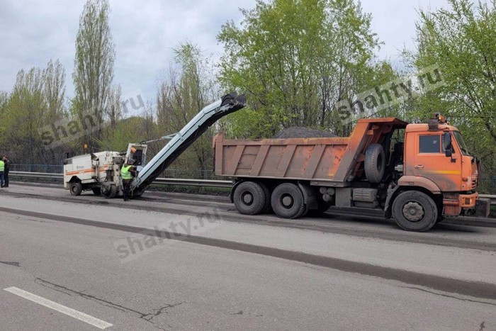 В Шахтах продолжается ямочный ремонт дорог: список улиц