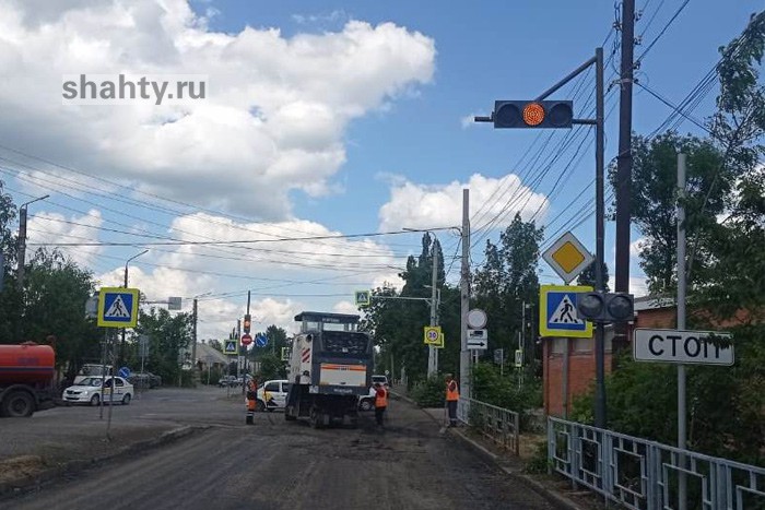 В Шахтах установили светофор на пересечении улицы Рабоче-Крестьянской и переулка Донского