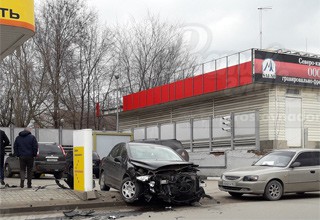 После столкновения две иномарки влетели в АЗС в Ростове [Видео]