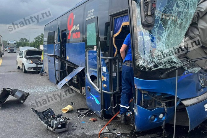 Автобус с пассажирами врезался в грузовик в Ростовской области: пострадал водитель