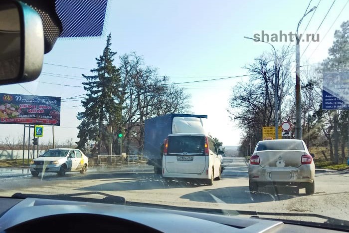В Шахтах минивэн столкнулся с фургоном около автовокзала