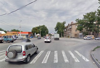 В г. Шахты на перекрестке столкнулись Renault Sandero и ВАЗ-21120, пострадал ребенок