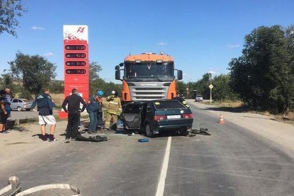 Автоледи врезалась в тонар Scania: в ДТП пострадали две девушки