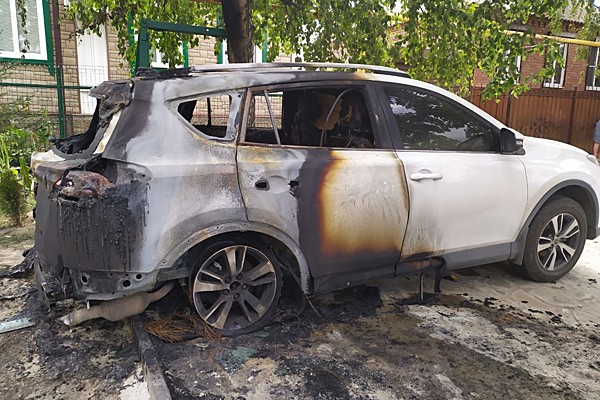 В г. Шахты сожгли Toyota RAV4