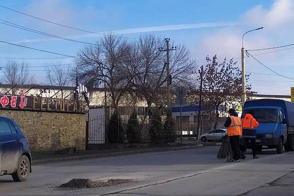 В г. Шахты латают дороги по новым технологиям — погода позволяет