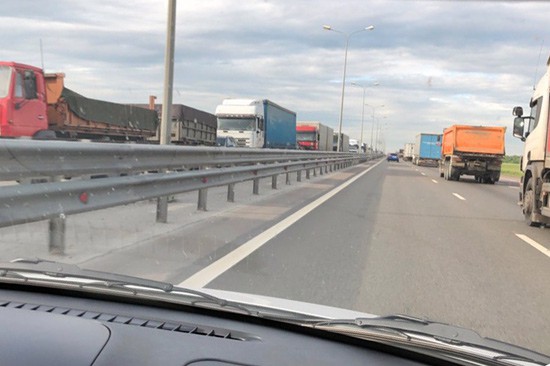 Образовалась пробка на трассе М-4 рядом с г. Шахты [Видео]