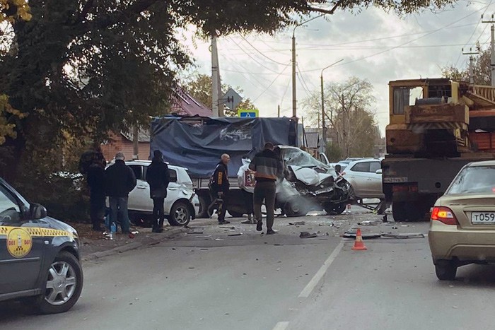 В г. Шахты столкнулись «Газель» и легковушка