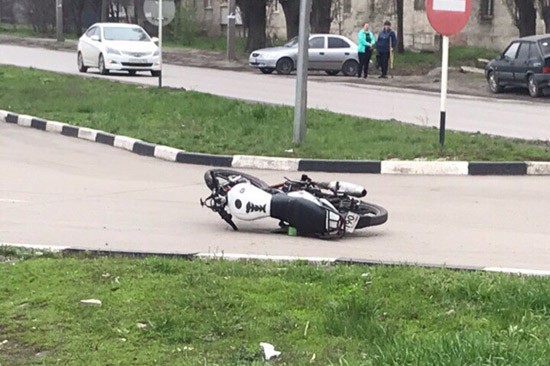 В г. Шахты подростки на мотоцикле столкнулись с «Тойотой»