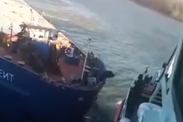 Появилось видео столкновения сухогруза с танкером на Дону