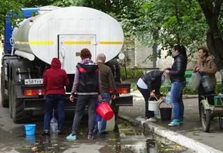 Аварию на трубе метрового диаметра в г. Шахты продолжают устранять — воду дадут после 24 часов [Фото]