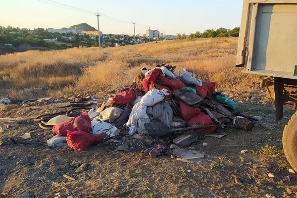 В г. Шахты водитель высыпал отходы и мусор, где ему понравилось