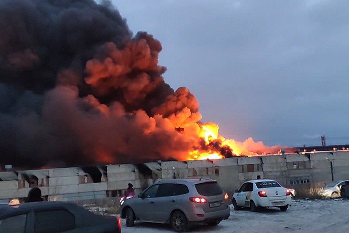 В Шахтах обрушилась крыша горящего завода ХИМПЭК — последние новости