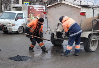 Начался ямочный ремонт на трех улицах г. Шахты при помощи литого асфальта [Фото]