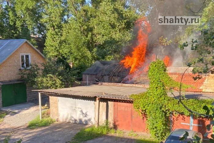 В Шахтах сгорело бесхозное здание на улице Багратиона. Видео