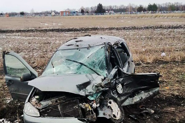 Столкнулись «Газель» и «Лада Калина» на трассе: трое пострадали в Ростовской области