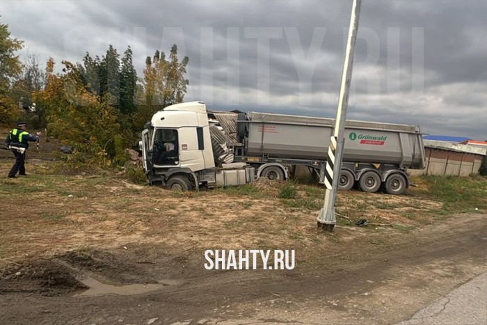 Погиб водитель тонара, грузовик врезался в здание в Ростовской области