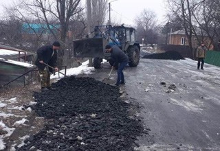 В г. Шахты отсыпали дороги то ли породой, то ли черным щебнем [Фото]