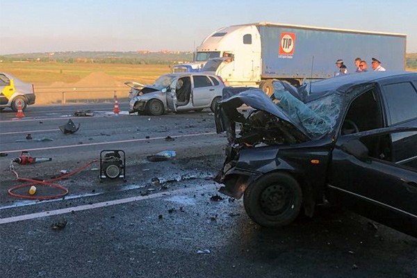 Лоб в лоб столкнулась Lada Kalina с идентичной машиной: погибла 39-летняя женщина