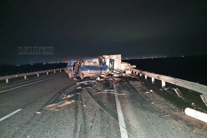 Столкнулись грузовики HINO и «Газель» на трассе под Ростовом: пострадал водитель