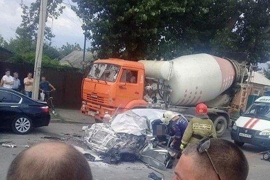 Погиб водитель иномарки неподалеку от Ростовского зоопарка [Фото + видео]