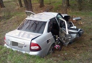 Lada Priora врезалась в дерево на трассе Ростов — Волгодонск, пострадали 2 девушки и 2 парня