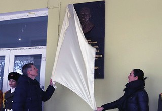 В г. Шахты «отлили в граните» главврача Андрея Рябова