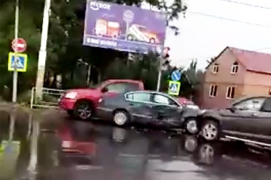 В г. Шахты произошло тройное ДТП с иномарками [Видео]