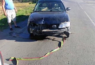 Перевернулась Kia, врезавшись в дорожный знак после столкновения с «Газелью» на въезде в г. Шахты