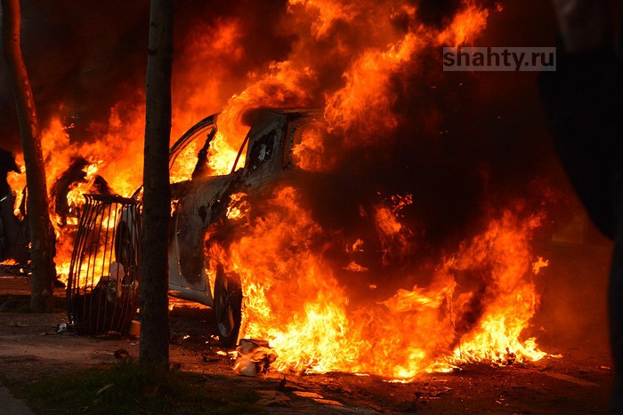 В Шахтах сгорела японская иномарка Nissan на улице Мешкова