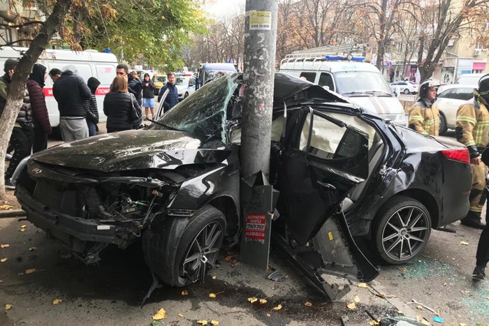 KIA Optima намотало на столб в Ростове: 20-летний водитель скончался