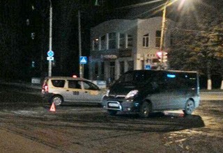 В г. Шахты Opel Vivaro столкнулся с «Ладой Ларгусом», пострадала женщина