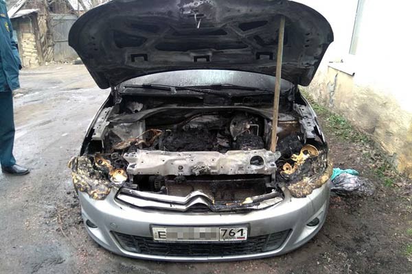 В городе Шахты сгорел Citroen