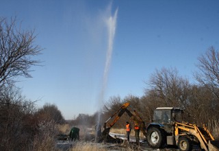 В г. Шахты убрали большой коммунальный фонтан на магистрали 800 мм