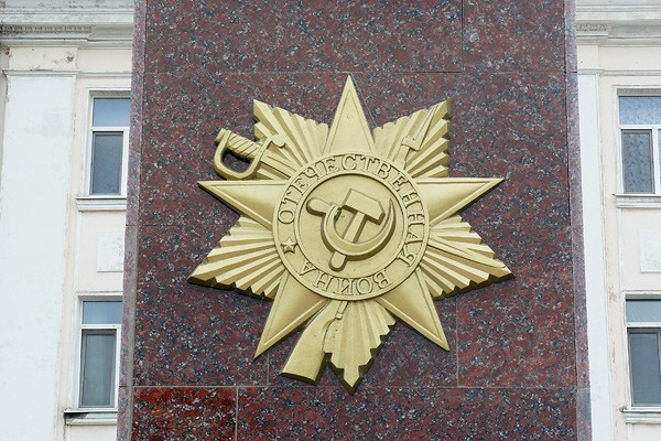 В г. Шахты криво разместили орден Отечественной войны на площади Солдата
