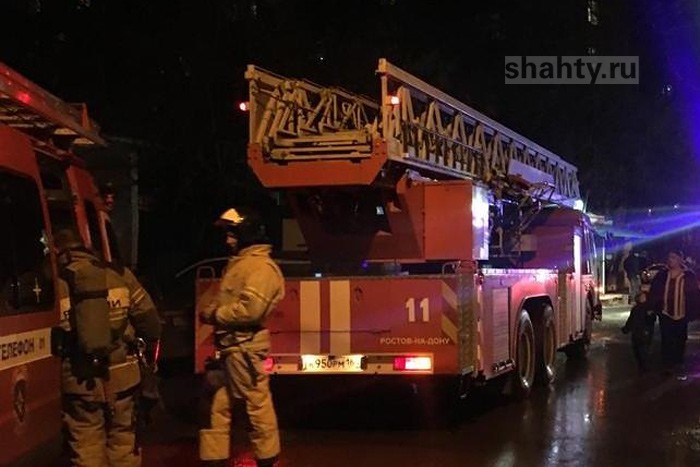 Сгорел аварийный дом в Шахтах: площадь пожара составила 400 кв. м