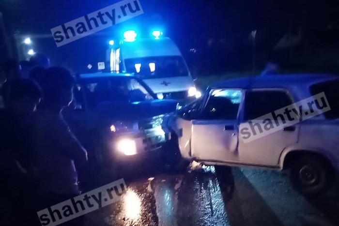 Лобовое ДТП в Шахтах на улице Шоссейной: пострадали два парня