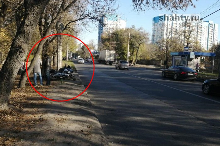 Разбился мотоциклист, врезавшись в бордюр в Ростове