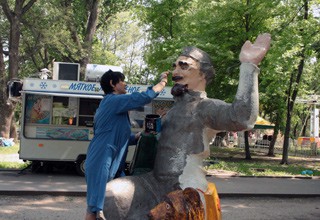 В парке г. Шахты оставят только «красивые ларьки» — объяснили чиновники горожанам