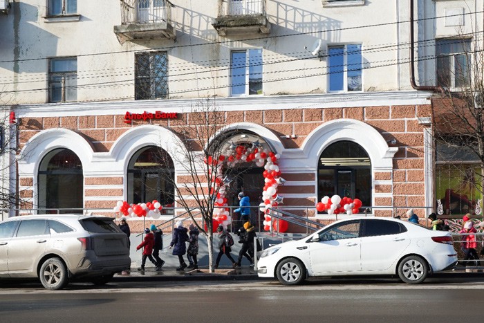 Альфа-Банк открыл первый phygital-офис в Шахтах