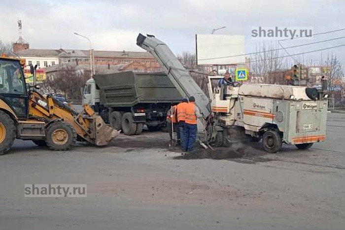 В г. Шахты продолжают ямочный ремонт дорог