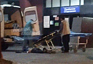 Медики уронили пациента на землю перед машиной «скорой» рядом с БСМП и оставили лежать [Фото]