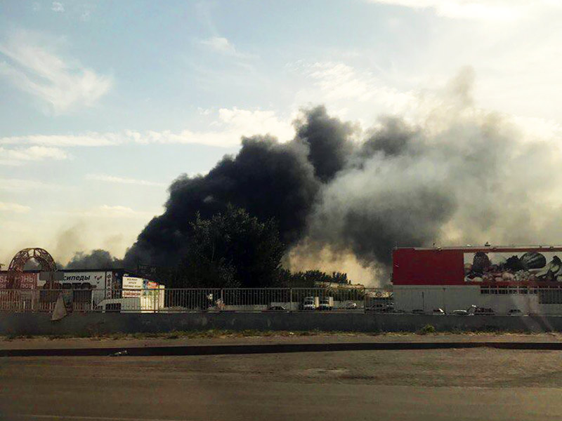 пожар в шахты ростовской области. пожар на птичьем рынке самара. пожар в городе. пожарные склады в шахте. пожар на руднике.