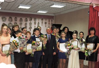 10 учащихся «Школы искусств» г. Шахты получили именные стипендии администрации по 1000 рублей